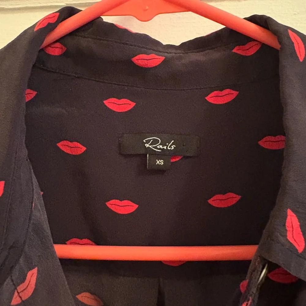 RAILS 100% silk Kate blouse with lips print - Picture 4 of 7